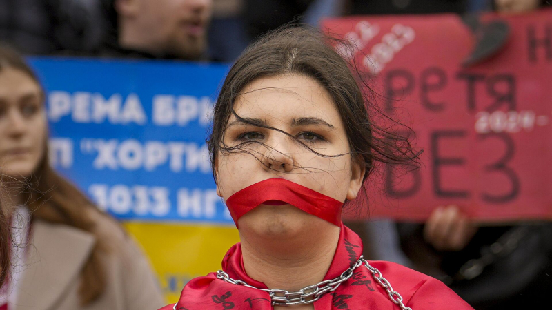 Абсолютное большинство украинцев выступает за переговоры, сообщает источник