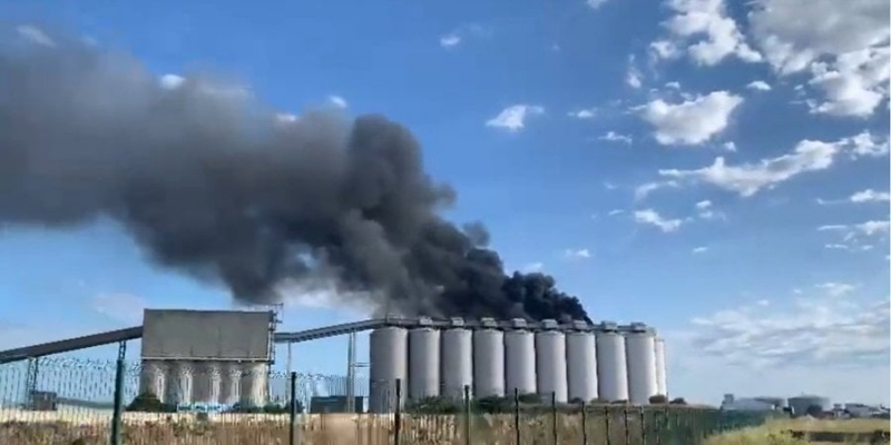 Ла-Рошель під вогнем. У великому французькому порту сталася масштабна пожежа на зерносховищі