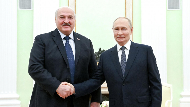 Лукашенко планирует лично передать Путину подарок на день рождения