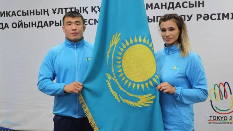 Национальной сборной Казахстана вручили государственный флаг перед Сурдлимпийскими играми