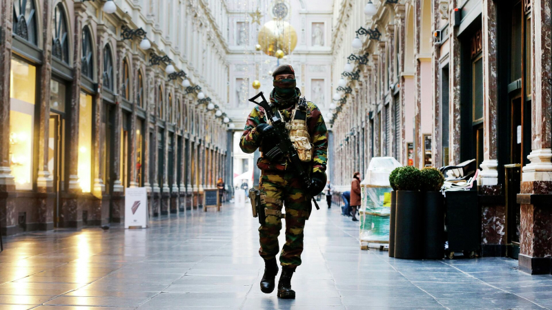 В Брюссель могут ввести войска до конца года, заявил министр обороны